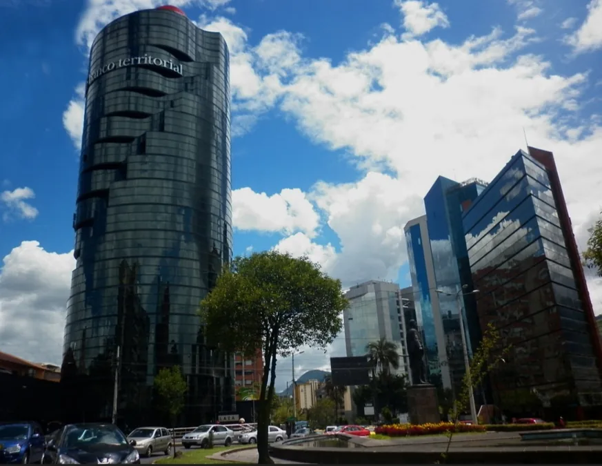 Quito financial district, context photo; it does not show the entities named in the SEPS alert.