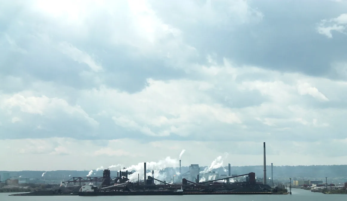 Instalación siderúrgica en Ontario; imagen contextual del sector industrial canadiense.