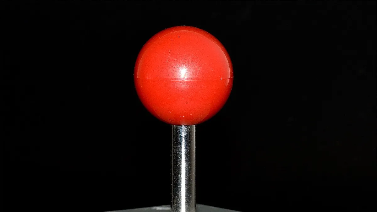 Detalle de un joystick de una máquina arcade