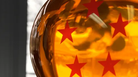 Fotografía de una esfera acrílica de Dragon Ball con estrellas rojas