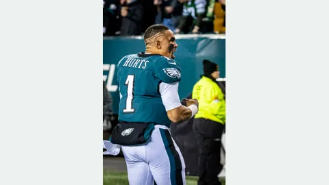 Jalen Hurts con el uniforme de Philadelphia en un partido de diciembre de 2021