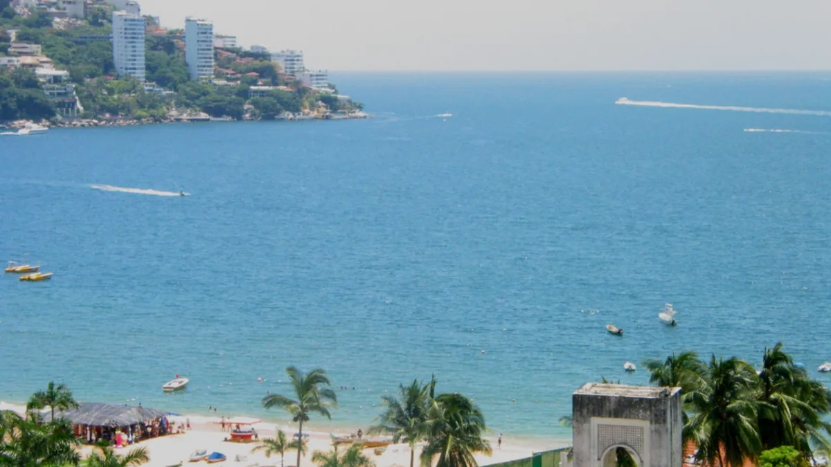 Playa de Acapulco, archivo; NO muestra la tormenta tropical Vance