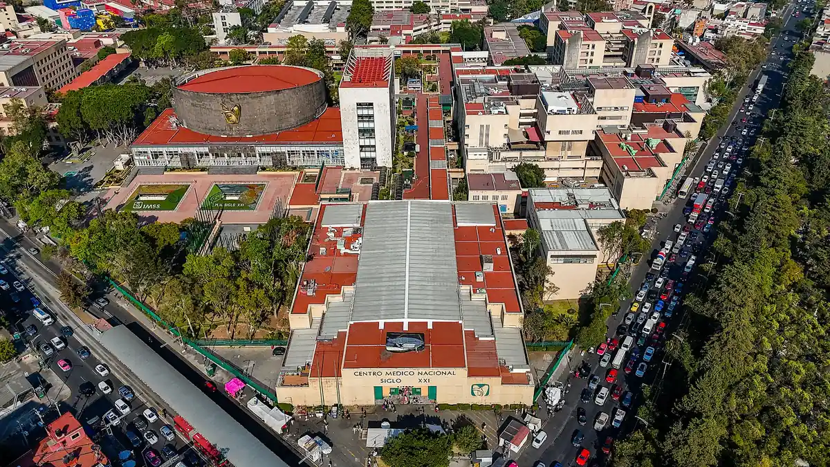 File photo: IMSS Centro Médico Nacional Siglo XXI in Mexico City in 2025. It does not depict the protest.