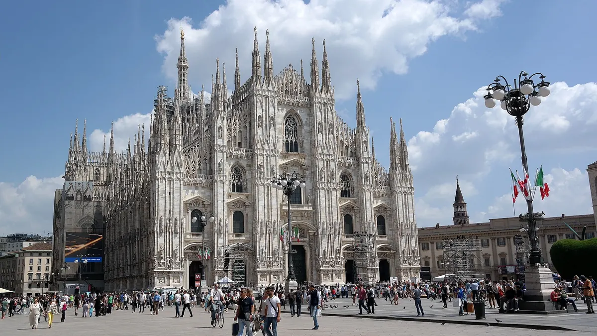 Plaza del Duomo de Milán en fotografía de archivo. No corresponde a los incidentes ni a una manifestación de octubre de 2026.
