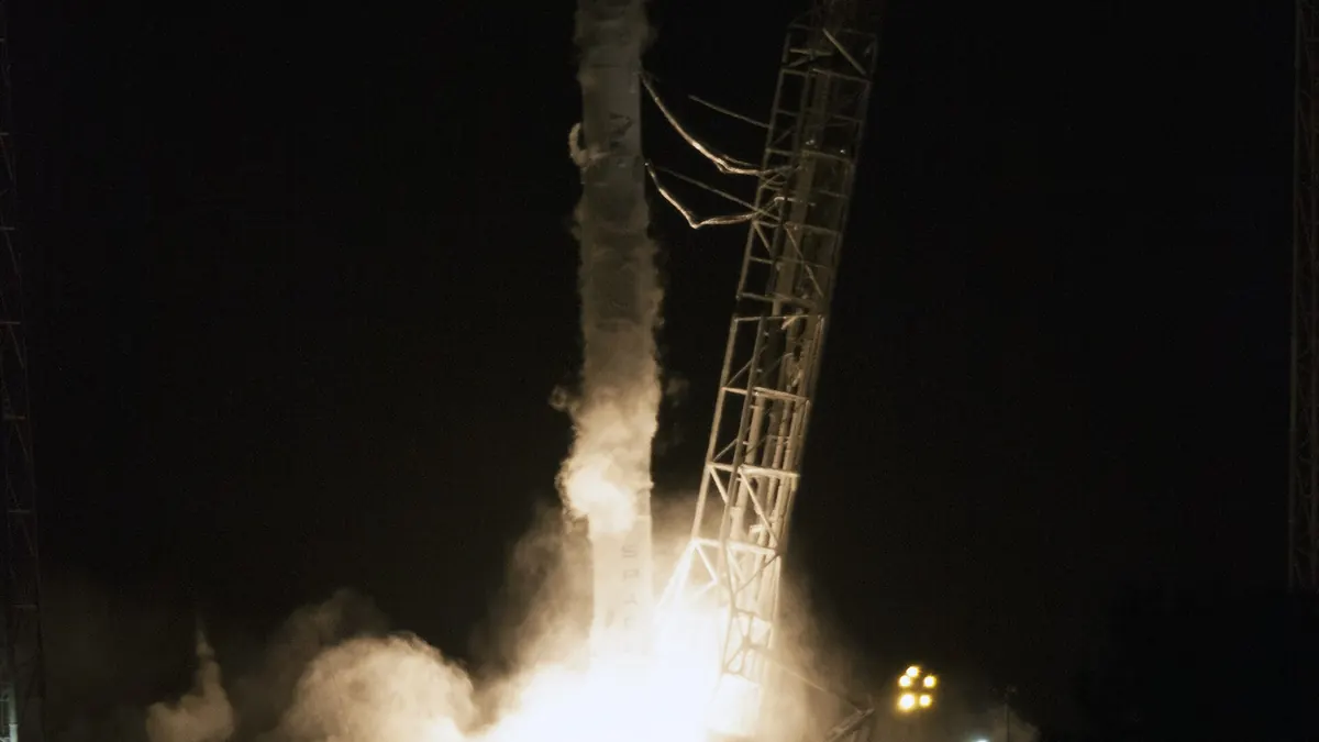 Lanzamiento histórico de un cohete Falcon 9. Fotografía de archivo de NASA, no imagen de los resultados financieros de 2026.