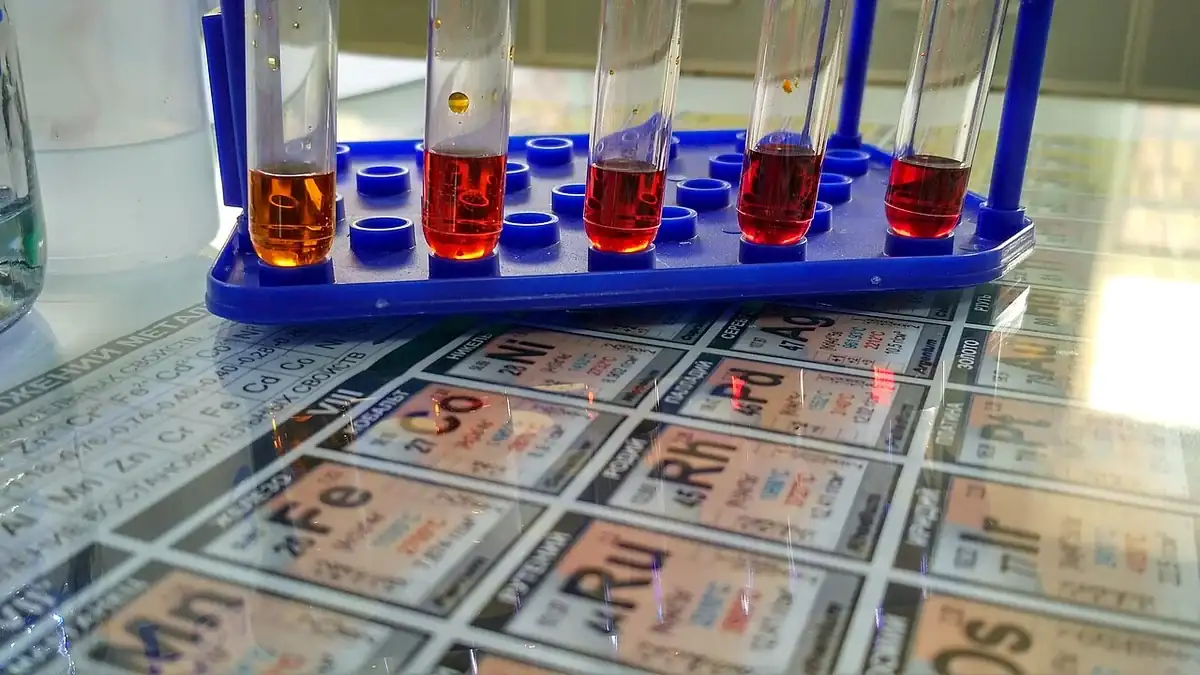 Tubos de ensayo en un laboratorio de bioquímica, foto de archivo de 2017 que ilustra investigación de proteínas; no muestra el modelo RFD4-Proteina ni a sus desarrolladores.