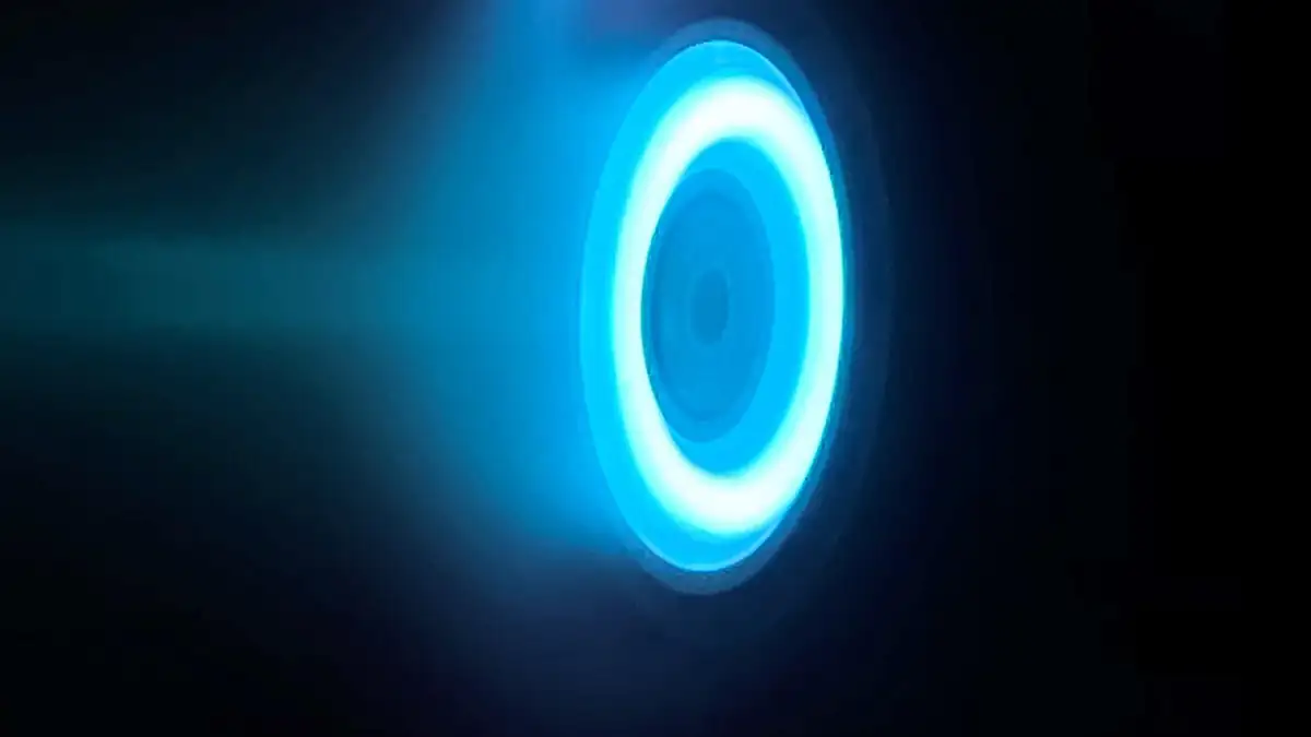 Propulsor Hall de la misión Psyche funcionando en prueba de laboratorio; fotografía de 2020