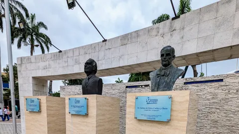 Monumentos de la Plaza Cívica de la Universidad de Guayaquil